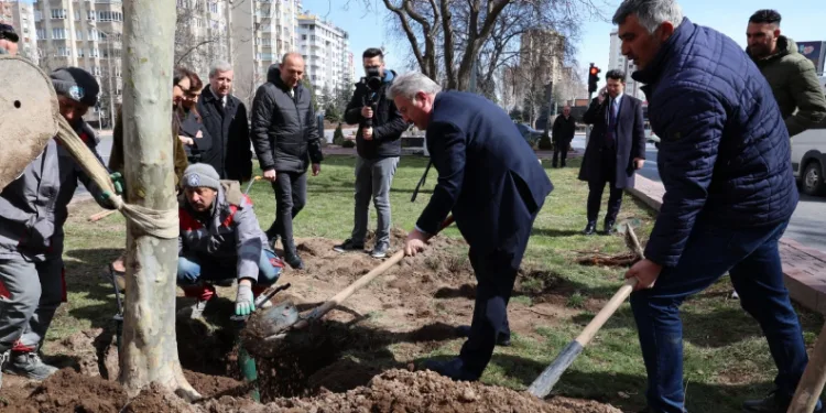 Melikgazi’de ilkbahar ağaç dikimiyle başladı