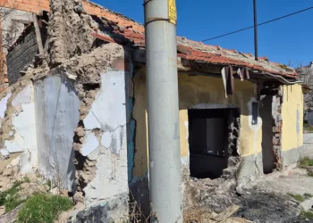 Metruk evler çevreye tehlike saçıyor