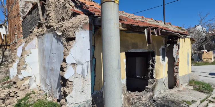 Metruk evler çevreye tehlike saçıyor