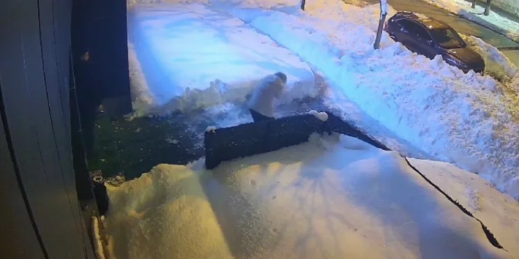 Çatıdan düşen kar kütlesi az daha can alıyordu