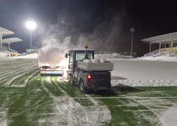 Bitlis’te karla kaplı stat temizlendi
