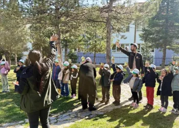 Gediz’de minik eller tohum dikti