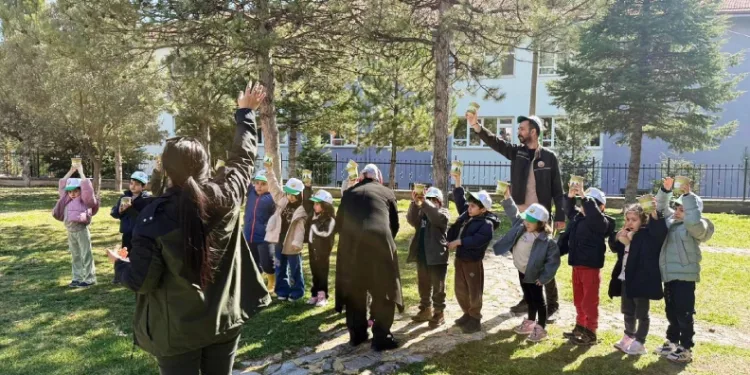 Gediz’de minik eller tohum dikti