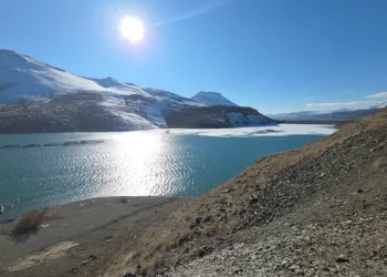 Zernek Barajı’nın buzları çözülmeye başladı