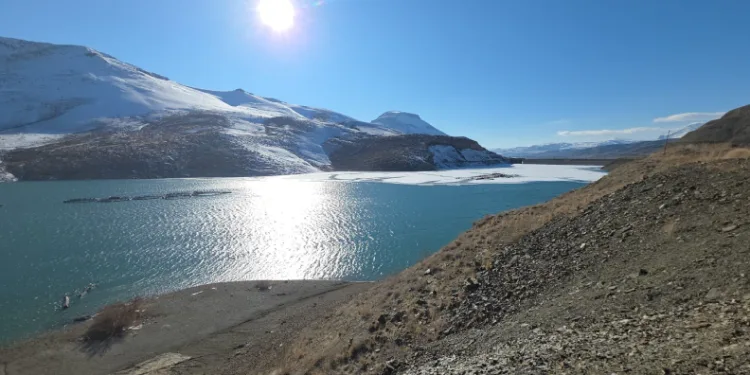 Zernek Barajı’nın buzları çözülmeye başladı