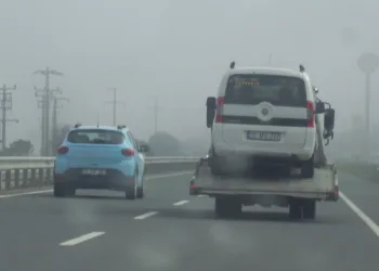 Balıkesir’de yoğun sis sürücülere zor anlar yaşatıyor