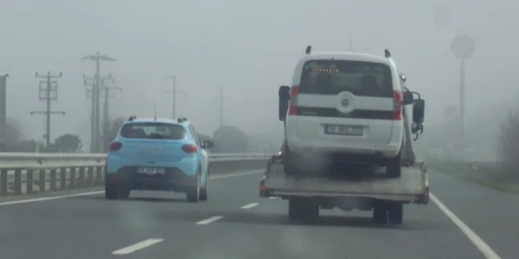 Balıkesir’de yoğun sis sürücülere zor anlar yaşatıyor