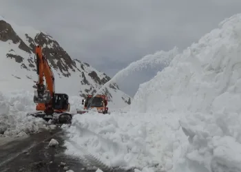 Türkiye’de kar rekoru Van’da kırıldı: Karabet Geçidi’nde kar kalınlığı 3 metreyi geçti