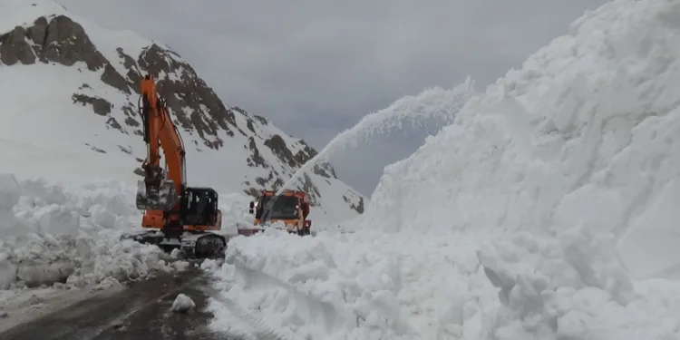 Türkiye’de kar rekoru Van’da kırıldı: Karabet Geçidi’nde kar kalınlığı 3 metreyi geçti
