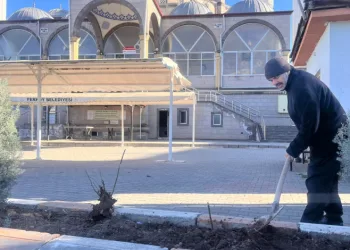Gönüllü olarak cami önündeki çiçeklerin bakımını yapıyor