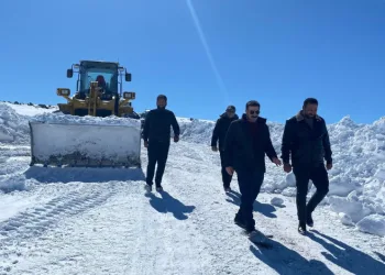 Kaymakam Akköz, karla mücadele çalışmalarını yerinde inceledi