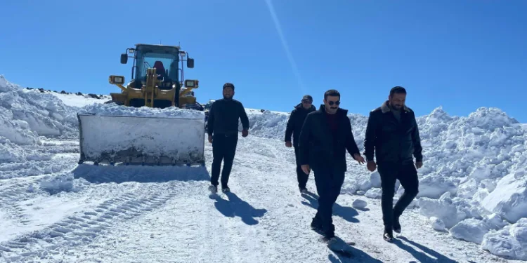 Kaymakam Akköz, karla mücadele çalışmalarını yerinde inceledi