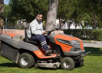 Yunusemre’den parklara bahar temizliği