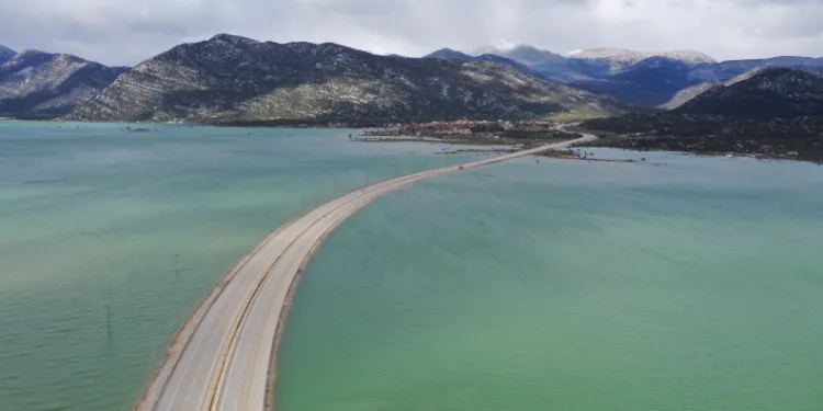 Sel suları altında kalan Antalya-Konya kara yolu yeniden ulaşıma açıldı