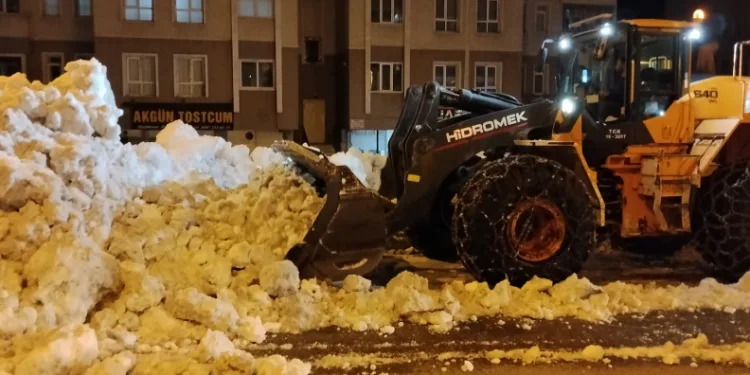 Bitlis’te kaldırımlardaki karlar kamyonlarla taşınıyor