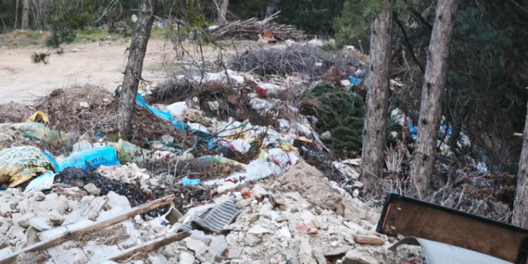 Doğanın kalbine çöp doldurdular