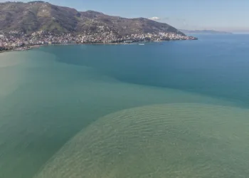 Ordu’da eriyen kar suları denizin rengini değiştirdi