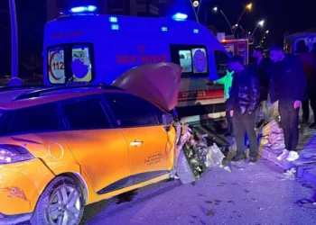 Elazığ’da hafif ticari araçla taksi çarpıştı: 4 yaralı
