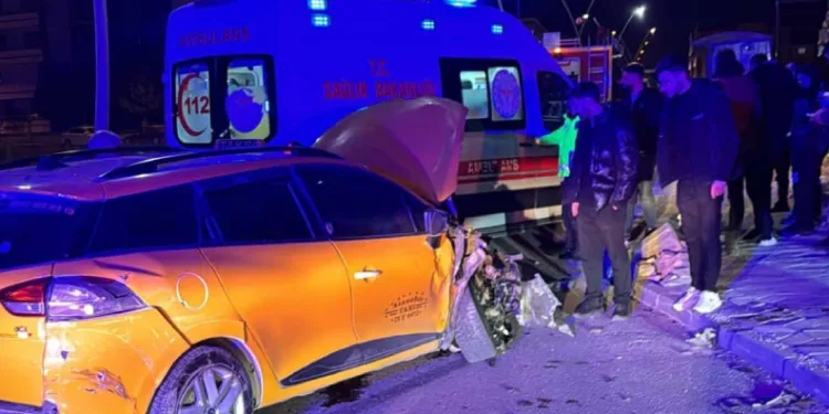 Elazığ’da hafif ticari araçla taksi çarpıştı: 4 yaralı