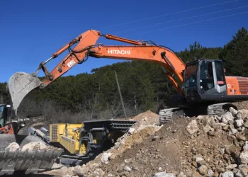 Kastamonu’da kışın hasar gören köy yollarında onarım mesaisi
