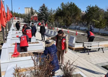 El ele verip mezarlıkları temizlediler