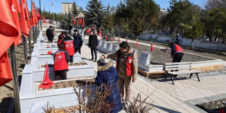 El ele verip mezarlıkları temizlediler