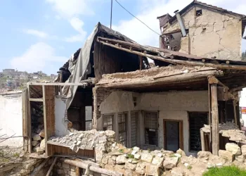 Kahramanmaraş’ta metruk binalar korku saçıyor