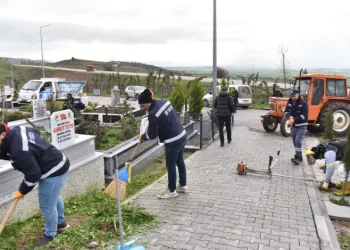 Altıeylül’de bayram öncesi mezarlıklarda yoğun mesai