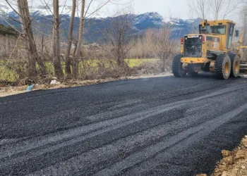 Andırın’da yoğun yağışlar nedeniyle bozulan yola sıcak asfaltla tamir