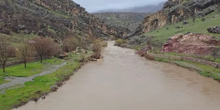 Çermik’te yoğun yağışlarla birlikte akarsu debileri yükseldi