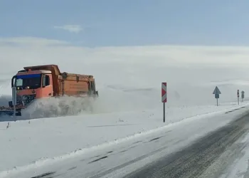 Ardahan’da kar yağışı trafiği aksatıyor