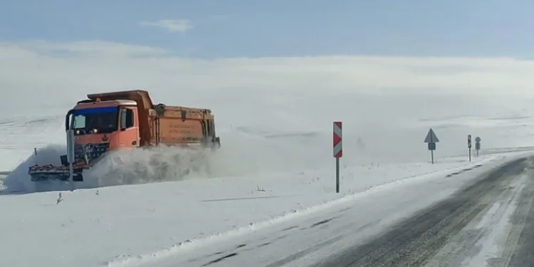 Ardahan’da kar yağışı trafiği aksatıyor