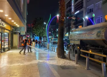 Çayırova’da bayram öncesi cadde ve sokaklar yıkanıyor