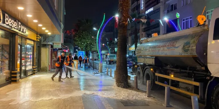Çayırova’da bayram öncesi cadde ve sokaklar yıkanıyor
