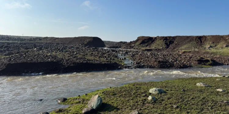 Diyarbakır’da sağanak nedeniyle sulama göleti patladı: Ekili alanlar su altında kaldı