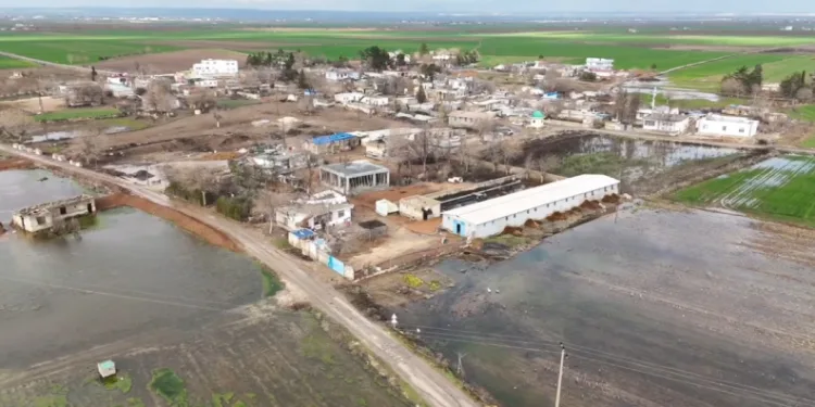 Şanlıurfa’da şiddetli yağışlar tarlaları göle çevirdi