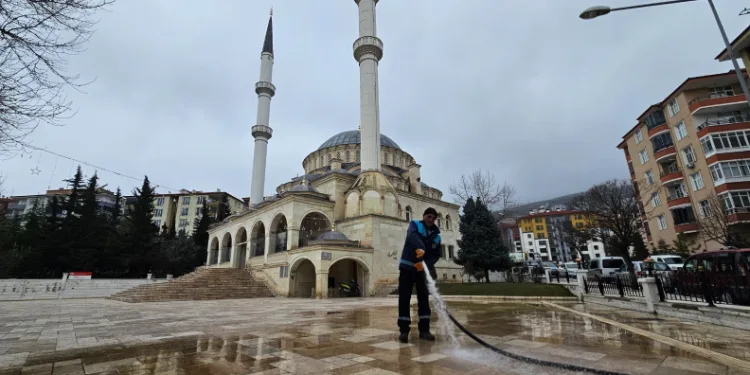 Battalgazi’de bayram öncesi cami ve mezarlıklar temizleniyor